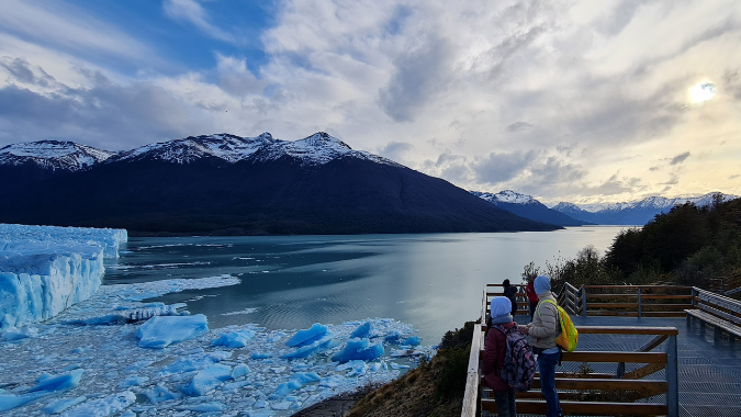 Feel the cool breeze of the Perito Moreno Glacier as you walk along the walkways. Feel the cool breeze of the Perito Moreno Glacier as you walk along the walkways.