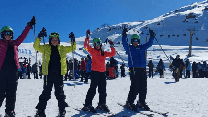 Disfruta un día de esquí en Valle Nevado con vistas increíbles a la Cordillera de los Andes.