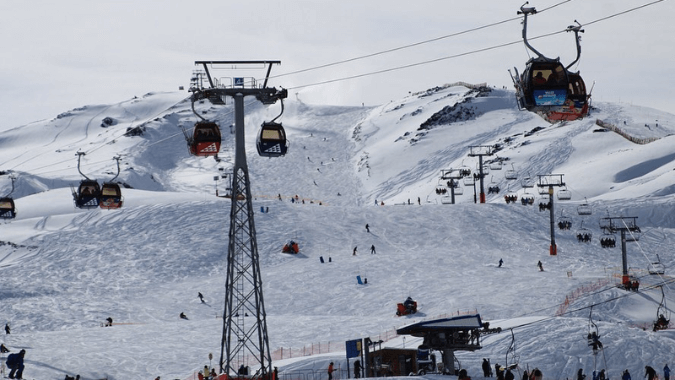 Esquí para todos los niveles en Valle Nevado, el centro de ski más famoso de Chile.