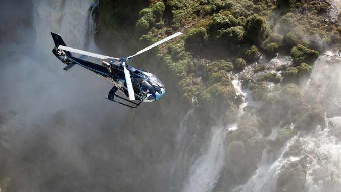 Veja a maravilha das Cataratas do Iguaçu do céu, voe em um helicóptero e tire as melhores fotos!