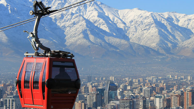 Acrescente o acesso ao teleférico e/ou funicular e desfrute das melhores vistas de Santiago do Chile.