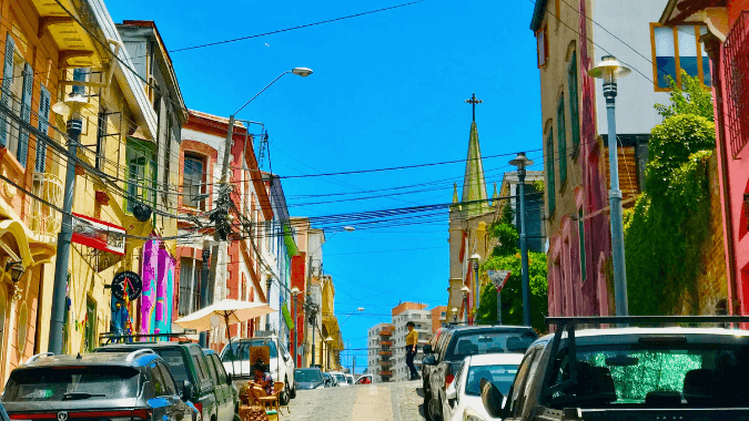 Com suas ruas coloridas, paisagens naturais e portos, Valparaíso é uma paisagem saída de um filme.